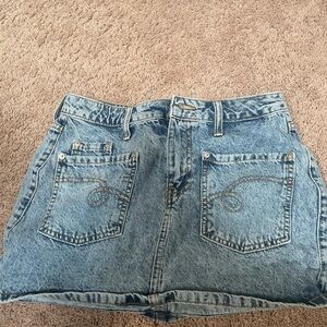 Front and back pockets skirt